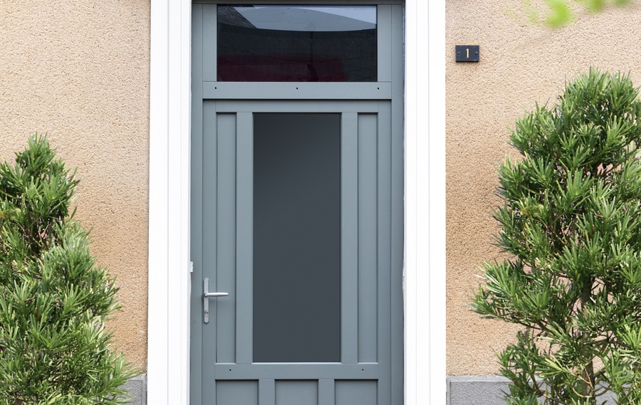 Notre gamme de porte d'entr&eacute;e en BOIS CLASSIQUE et CREATIVE CONTEMPORAINE &agrave; NIVOLAS VERMELLE